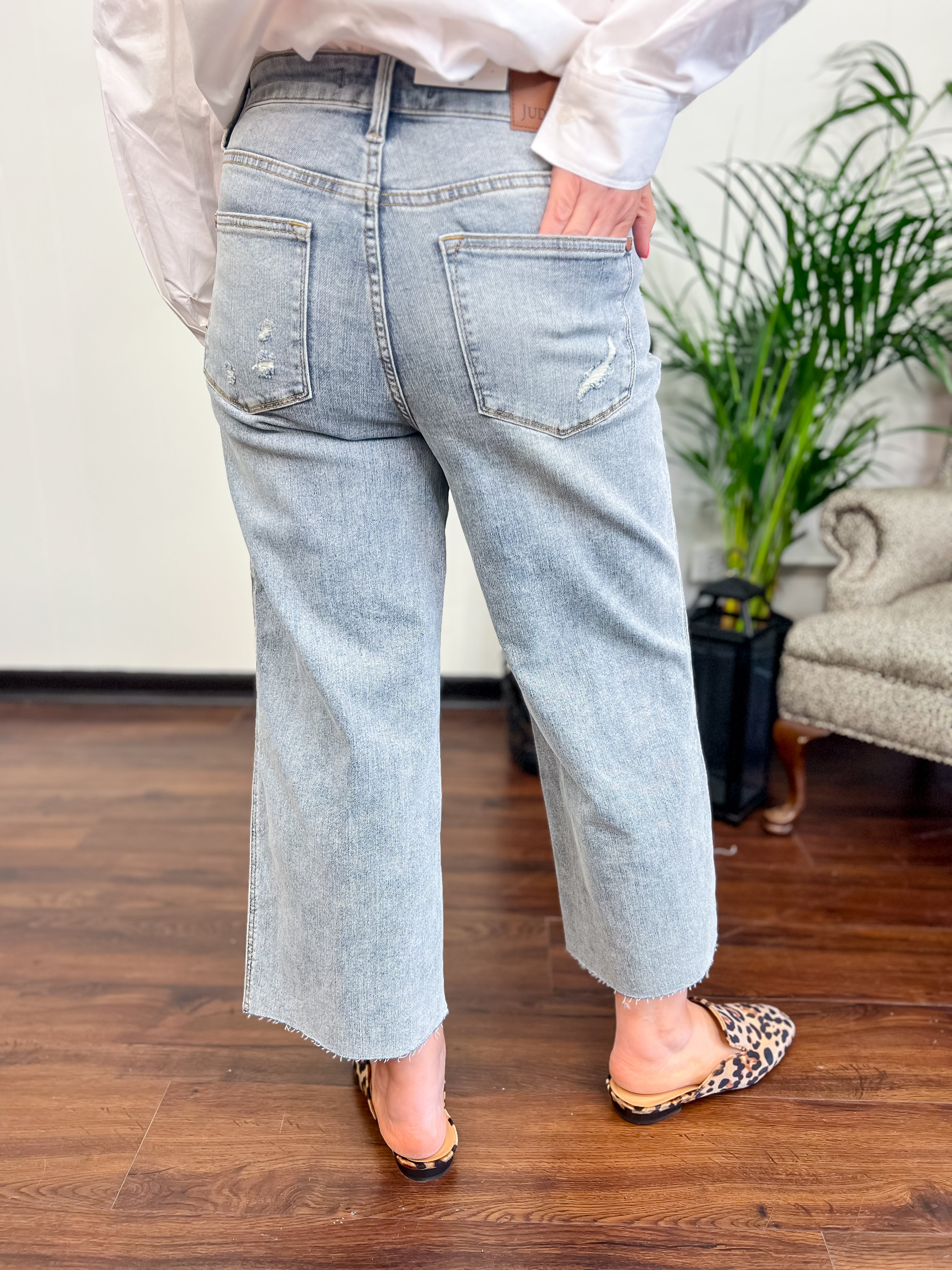 [Judy Blue] Flattering Tummy Control Crop Wide Denim