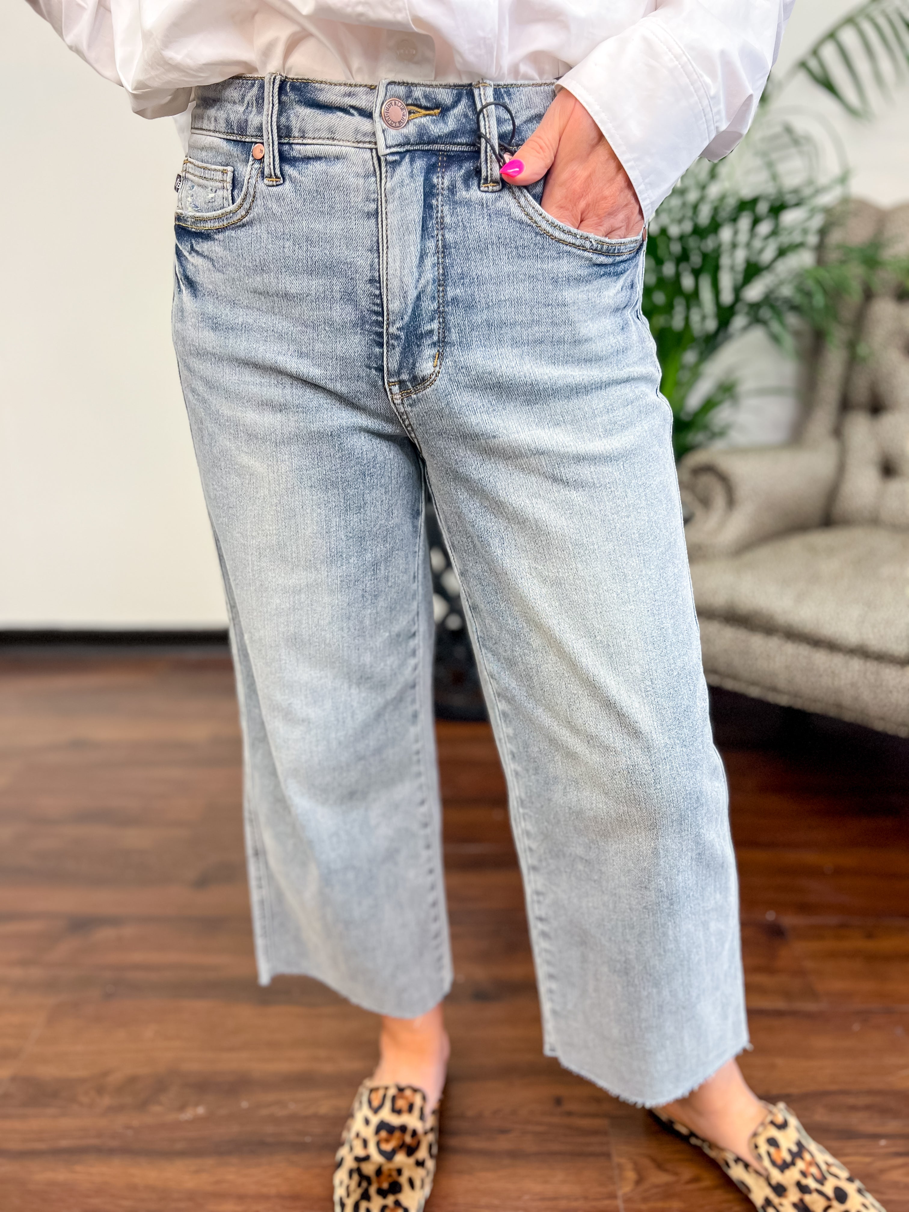 [Judy Blue] Flattering Tummy Control Crop Wide Denim