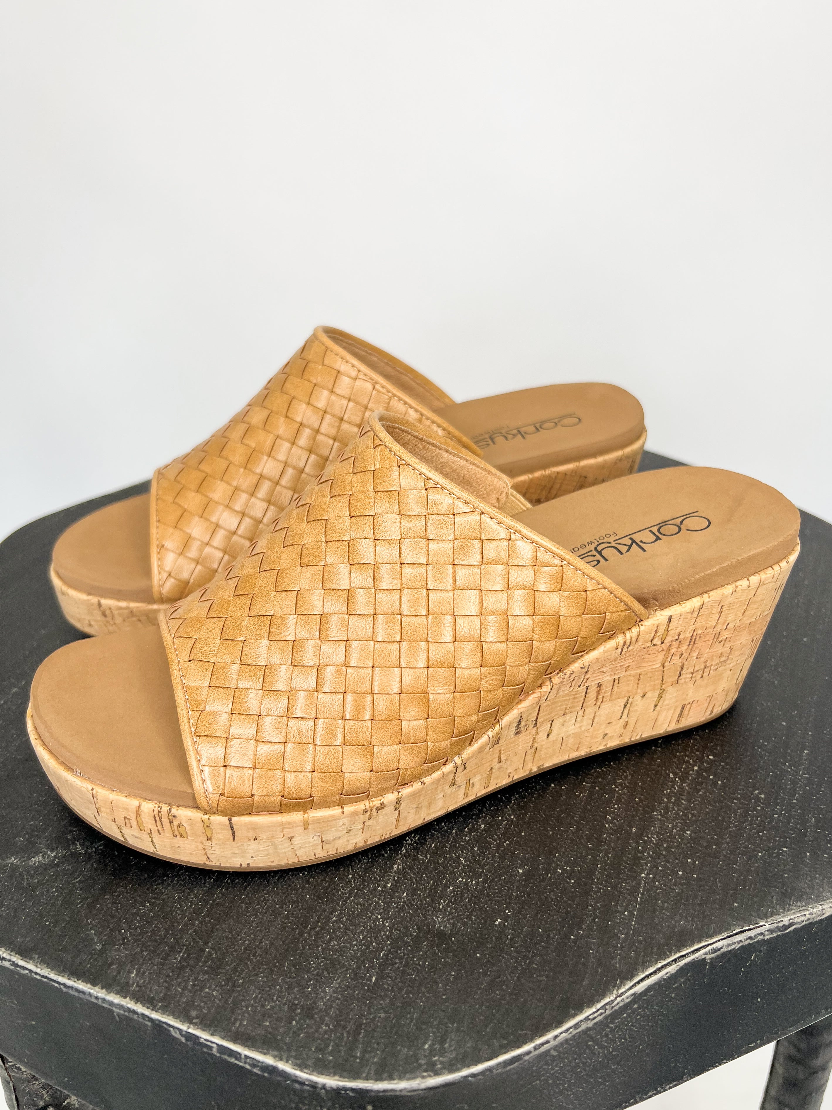 [Corky's] Wine and Dine Wedge - Caramel