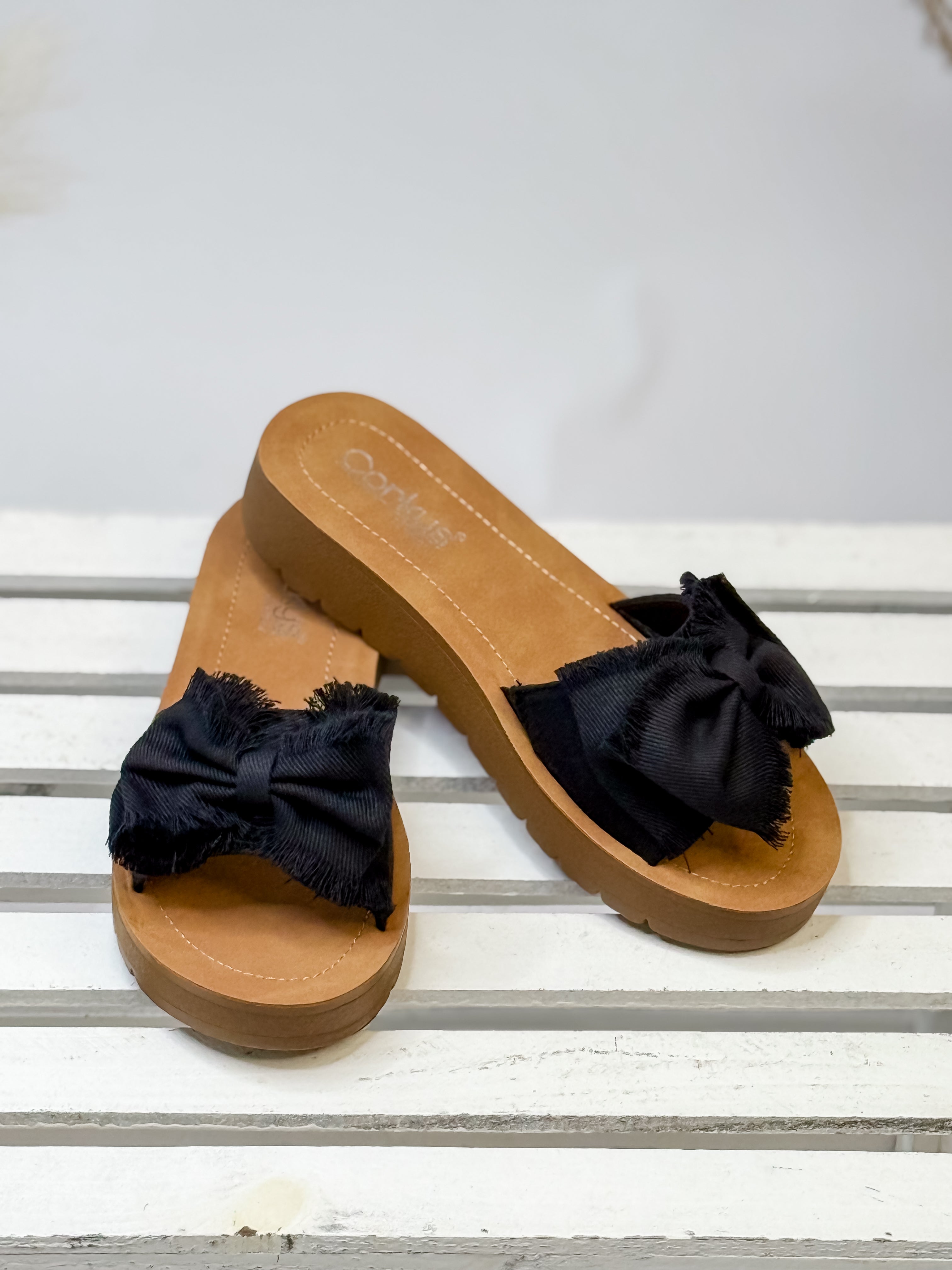 [Corky's] Spray Tan-Black Canvas